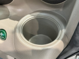 【ドリンクホルダー】ハンドルの右側にはドリンクホルダーが付いています。ちょうど手の届く所にありますので、とっても便利です♪
