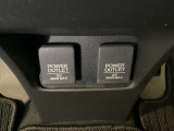 アームレストの後ろにはアクセサリーソケットが付いてます。USBのアダプターをつければ移動中に充電もできるので便利です。