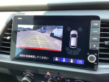 バックギアに入れますとご覧のような画像に自動的に切り替わります。車庫入れ時に役立ちます。