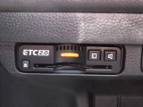 ETC2.0対応の車載器付きです。高速料金の支払いだけではなく、高速道路上のアンテナと相互通信をして渋滞情報や迂回路への案内を音声やナビ画面に表示します。