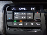 運転席からも手が届きやすく、操作しやすい空調コントロールパネル。オートエアコンなので操作の煩わしさが無くオールシーズン快適にドライブできます。快適空間で運転に集中できますね。