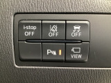 運転席脇のクラスタースイッチ部分にはカメラ切り替えスイッチ、パーキングセンサー、その他走行系スイッチを集中配置しております。