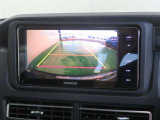 車両後方の映像を映すバックモニター。進路を確認しながら安全に車庫入れできます。