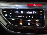運転席からも手が届きやすく、操作しやすい空調コントロールパネル。オートエアコンなので操作の煩わしさが無くオールシーズン快適にドライブできます。快適空間で運転に集中できますね。