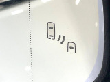 【ブラインドスポットモニター】走行中、ドアミラーの死角になりやすい箇所に後続車が接近するとサイドミラーのレンズに警告を表示!ドライバーに注意喚起をしてくれます。