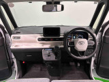 明るいコーディネートカラーに包まれた運転席空間。フロントガラス面積や位置取りが良く、Aピラーの内装色や形状にこだわることで前方・右前・左前方向の視認性がいいですよ!