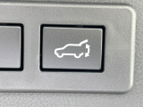 【パワーバックドア】スマートキーや運転席のボタンを押すだけでリアゲートが自動で開閉します!荷物を持っている時や、高い位置にあるバックドアを閉める際に便利な機能です♪