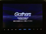 真ん中にスピードメーターを配した、見やすい3眼メーターになっています。右側のインフォメーション画面でオドメーターや燃費などの情報を確認できます。