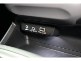 小物の収納に便利なセンタートレイには携帯等のデバイスの充電可能なUSB出力電源付です。