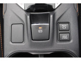 電動パーキングブレーキを採用しております。発進時はシートベルトをした状態でアクセルを踏むだけで解除できます。