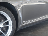 ドアのモデル名ロゴ(シルバー)