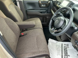 乗り心地の良いフロントシートです。足回りも広々としておりますので、長時間の運転も疲れづらいですよ。