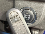 【キーフリーシステム】カバンやポケットに入れたままでもドアの施錠・解錠が可能なスマートキーを装備。エンジンのオン・オフ時もカギを取り出す必要が無いからとっても便利です♪