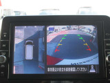 アラウンドビューモニター(車両を上から見たように表示)装着で車庫入れをサポート