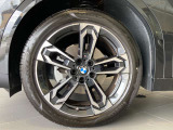 BMWの純正アロイホイールは軽量かつ強度にも優れているホイールで走行性能を引き上げる設計になっております。足元にもBMWは妥協がなくこだわっている個所になります。