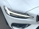 【LEDヘッドライト】明るく眩しいハイビームを先行車や対向車に照射しないオートハイビームを備えたLEDヘッドライト。北欧神話に登場するトールハンマーをモチーフにした、一目でボルボとわかるデザイン。
