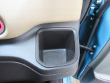 運転席右側のドリンクホルダーです。