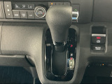 オートマチックシフトレバーは、手になじみ操作しやすい形状で安全運転にもつながります♪