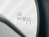 【ブラインドスポットモニター】走行中、ドアミラーの死角になりやすい箇所に後続車が接近するとサイドミラーのレンズに警告を表示!ドライバーに注意喚起をしてくれます。