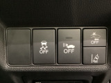 Hondaセンシング用の、VSA(ABS+TCS+横滑り抑制)解除と路外逸脱抑制機能のオンオフスイッチなどはハンドルの右側に装備しています。
