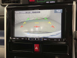 車庫入れなど後進運転時に死角をモニターで確認ができて安全です♪ ステアリング操作の参考になるガイド線も表示しますので車庫入れがニガテな方も安心ですネ!