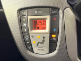 【オートエアコン】一度お好みの温度に設定すれば、車内の温度を検知し風量や温度を自動で調整。暑い&hellip;寒い&hellip;と何度もスイッチ操作をする必要はありません。快適な車内空間には必須の機能ですね♪