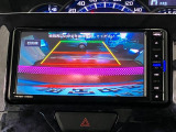 【バックカメラ】 駐車時に車両後方の様子を見ることができるので、運転の不安を軽くします。