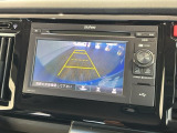 リバースギアに入れるだけで後方の表示へ切り替わります。夜間や雨の日の駐車も楽になりますよ。