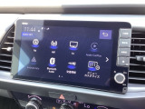 HondaCONNECT対応の便利なナビディスプレー。お持ちのスマートフォンと連携して、ナビやBluetoothでの音楽再生が可能です。デザインはもちろん、操作性も良好です。