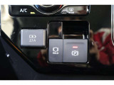 2.1Aの給電用USBポートを装備しています。スマホの充電など、車内にあると便利なアイテムです。USB充電器や様々な電気製品の電源供給ポートとしてアクセサリーソケットも装備しています。