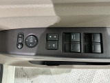 狭い駐車場で便利な電動格納ドアミラーが付いています。