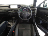 革巻きステアリングで快適な操作性の運転席です。