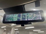 【インテリジェントルームミラー】後席の大きな荷物や同乗者で後方が確認しづらい時でも安心!カメラが撮影した車両後方の映像をルームミラー内に表示。クリアな視界で状況の確認が可能です!