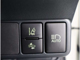 オートマチックハイビームとは、先行車や対向車のライトを認識し、ハイビームとロービームを自動で切り替える機能です。夜道の視界を確保します。詳細は販売店スタッフまでおたずねください。