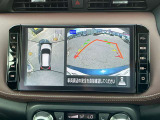 上空から見下ろしているかのような映像をディスプレイに映し出し、スムースな駐車をサポートします。画面は「トップビュー」のほか「サイドブラインドビュー」への切り換えが可能。ますます安心です