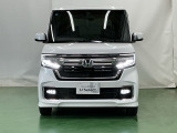 LEDヘッドライトを装備しています。LEDヘッドライトはとても明るく、雨の日や夜間走行も安全・安心です。オートライトコントロール付きで周囲の明るさに応じて自動で点灯・消灯します