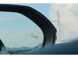 隣車線を走る車両をレーダーで検知し、ドアミラーでは確認しにくい後側方エリアに存在する車両に加え、急接近してくる車両も検知します。車両を検知するとドアミラーに搭載されたLEDインジケーターが点灯します。