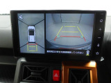 【パノラマモニター】上からの映像を表示。前後左右のカメラで合成し、運転席からの目視だけでは確認しにくい状況をリアルタイムで見晴らせます