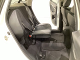 リアシートの背もたれは2段階の角度調節がついています。お好みの位置でゆったりお乗りいただけます。座面を跳ね上げて収納スペースを広くすることも可能です。
