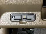 ハンドルの左下にETCがついています。高速道路の料金所の通過も楽々です。 カードの取り出しもしやすい場所についています。