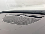 【harman kardon】ハーマンカードンのHi-Fiスペシャリストと共に、モデル別に開発・設計された専用チューニングが臨場感溢れる音響空間を実現しています。