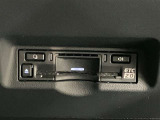 高速道路で便利な【ETC2.0】を装備しています。光ビーコン搭載で渋滞情報などナビゲーションと連動することで機能も充実いたします。他、観光施設に立ち寄るための高速料金割引サービス等もございます。
