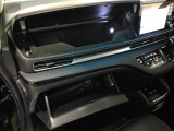 助手席側ダッシュボードと、グローブボックスの収納スペース。車検証や整備記録簿などをすっきりと収納できます。