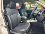 運転席まわりには十分なスペースがあり、大柄な方でもゆったり運転していただける環境です。