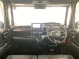 【前方視界】開放的な前方視界!運転がしやすく疲れにくいです♪窓が大きく、見通しがとっても良いおクルマですよ♪