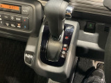 自然に手が届く距離に配置されたシフトレバー。