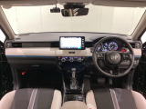 車内は光触媒抗菌消臭施工済です。インパネ周りはスタイリッシュなデザインで機能や装備も充実しています。グローブボックスやカップホルダーのほかにトレーなどたくさんの収納スペースが付いています。
