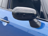 MINIの電動格納サイドミラーは、スイッチ操作でスムーズに開閉でき、狭い駐車場でも安心して扱えます。車体との一体感あるデザインで、利便性とスタイリングを両立した装備です。