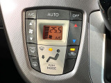 【オートエアコン】一度お好みの温度に設定すれば、車内の温度を検知し風量や温度を自動で調整。暑い&hellip;寒い&hellip;と何度もスイッチ操作をする必要はありません。快適な車内空間には必須の機能ですね♪