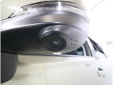 助手席側で見えにくい左前方の映像を、車内のマルチファンクションディスプレイに映し出します。前方への駐車や左寄せ、狭い道でのすれ違いなど、さまざまなシーンで安心して運転できる便利な機能です。